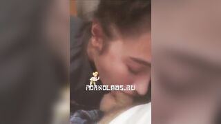 18enne succhia a lungo e INGOIA fino all'ultima goccia