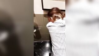 Bagno del ristorante: si fa montare a pecora