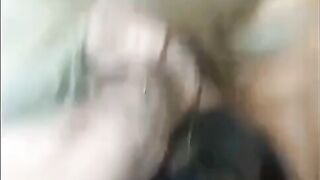 Due cazzi per la moglie bionda: pompini a turno col cornuto