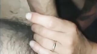 Due cazzi per la moglie bionda: pompini a turno col cornuto