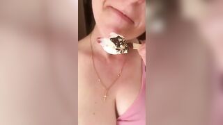 Moglie tettona: una zinna fuori e basta