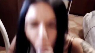 Moglie tettona in cam: succhia il CAZZONE del marito