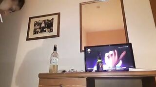 In casa le inquadra il CULO della fidanzata