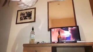 In casa le inquadra il CULO della fidanzata