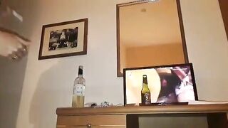 In casa le inquadra il CULO della fidanzata