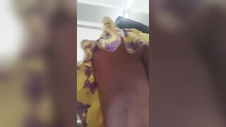 Moglie al supermercato: gonna alzata, NADA sotto