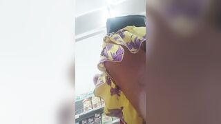 Moglie al supermercato: gonna alzata, NADA sotto