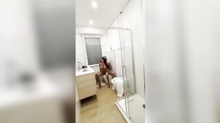 In doccia: milf napoletana scopata dal ragazzo