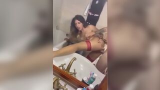 Anteprima del video: In bagno: la tiene per i capelli e la SBATTE