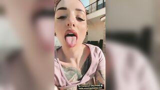 Ragazza dai capelli rossi si spoglia nel giardino della villa