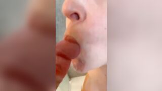 Super tettona pompino con schizzata in bocca