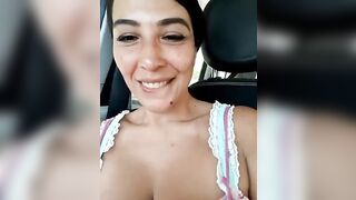 Mia moglie ha il vizio di succhiarmelo in auto