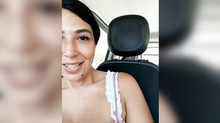 Mia moglie ha il vizio di succhiarmelo in auto