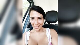 Mia moglie ha il vizio di succhiarmelo in auto