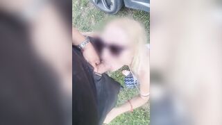 Una pisciata al volo e si fa montare fuori dalla macchina