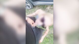 Una pisciata al volo e si fa montare fuori dalla macchina