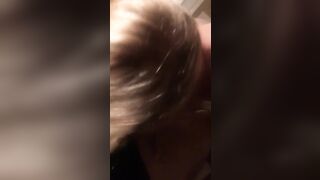 Biondina mi pompa il cazzo e poi si fa scopare