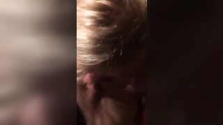 Biondina mi pompa il cazzo e poi si fa scopare
