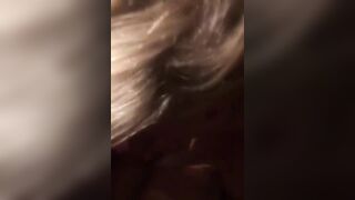 Biondina mi pompa il cazzo e poi si fa scopare