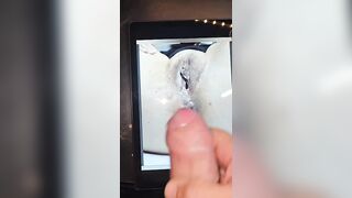 Gli piace molto mostrare la moglie troia
