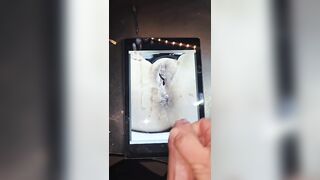Gli piace molto mostrare la moglie troia