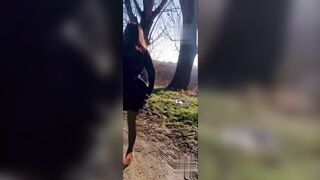Moglie Porca Esibizionista succhia vicino alla macchina