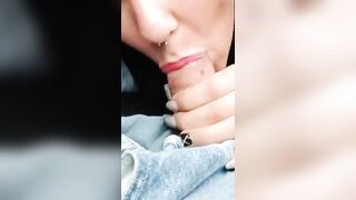 Lei lo succhia al marito mentre guida