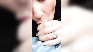 Lei lo succhia al marito mentre guida