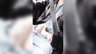 Lei lo succhia al marito mentre guida