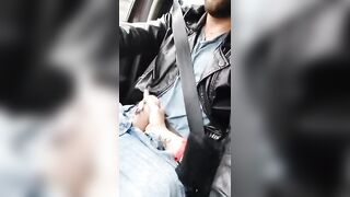Lei lo succhia al marito mentre guida