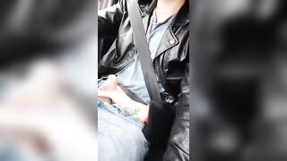 Lei lo succhia al marito mentre guida