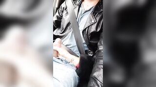 Lei lo succhia al marito mentre guida