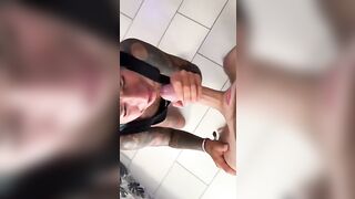 Fidanzata lo succhia e ingoia tutto