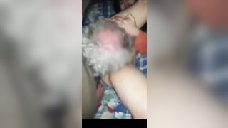 Vecchio porco lecca la fica mentre il cornuto filma