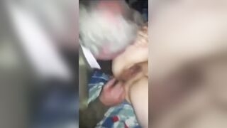 Vecchio porco lecca la fica mentre il cornuto filma