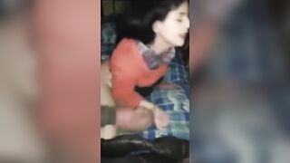 Vecchio porco lecca la fica mentre il cornuto filma