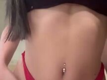 Teen fa spogliarello mostra il culo in perizoma