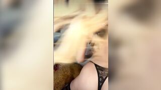 Biondina tettona onlyfans fa la troia in diretta live