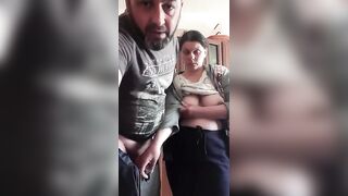 Coppia sposata lei gli fa una sega svogliata