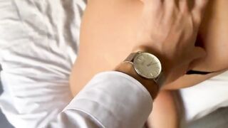 Ventenne si fa scopare dal collega del padre per una borsa nuova