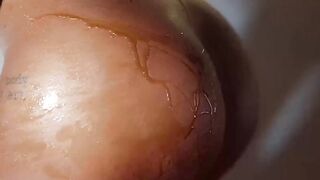 Mia troia abbronzata si spoglia nuda e si tocca per eccitare