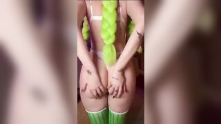 Cosplay italiana tettona tatuata si mostra nuda e porca