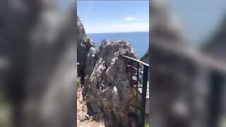 Si fa scopare sul balcone con vista mare da troia esibizionista