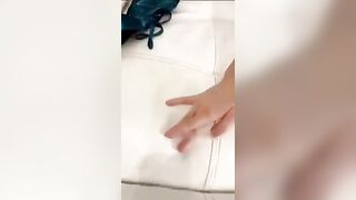 Si fa succhiare e lecca la fica a due troie social