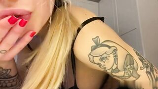 Bionda tettona siliconata si infila le dita nel culo