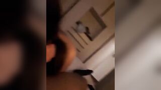 Fidanzata fa il broncio poi gli prende il cazzo in bocca