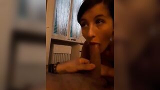 Fidanzata fa il broncio poi gli prende il cazzo in bocca