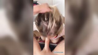 Bionda zoccola succhia il cazzo al suo amico