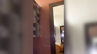 Coppia di fidanzati si scopa allo specchio e filma tutto