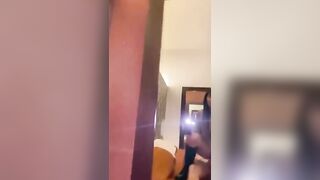 Coppia di fidanzati si scopa allo specchio e filma tutto